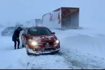 Școli închise pentru a doua zi consecutiv în județele Tulcea și Constanța, localități fără energie electrică, drumuri cu circulație în condiții de iarnă