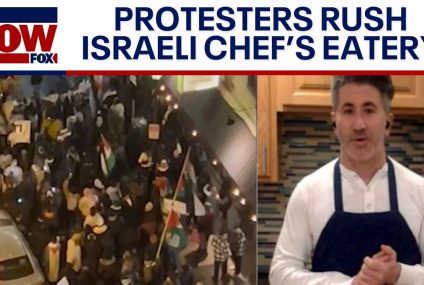 Israel-Hamas war: Protesters shout ceasefire at Jewish Philadelphia restaurant | LiveNOW from FOX – LiveNOW from FOX