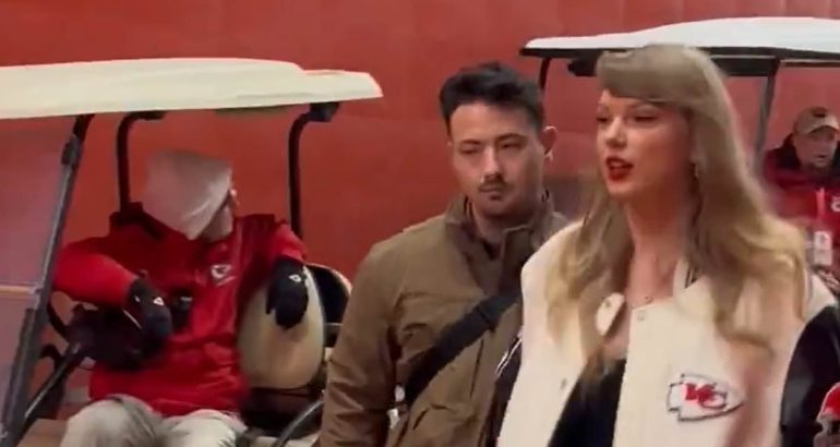 taylor-swift-enjoys-arrowhead-suite-with-travis-kelce’s-mom-as-pop-star-watches-chiefs-and-bengals-in-a-rematc-–-daily-mail