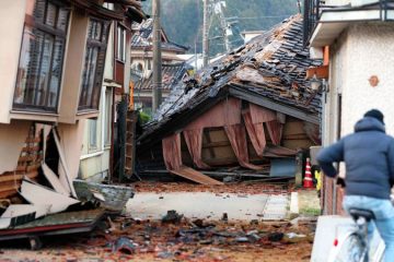 ‘Battle against time’ to find quake survivors as Japan lifts tsunami warnings and death toll rises – CNN
