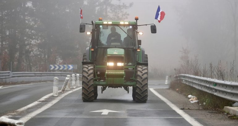 french-farmers-aim-to-put-paris-‘under-siege’-in-tractor-protest.-activists-hurl-soup-at-‘mona-lisa’-–-abc-news