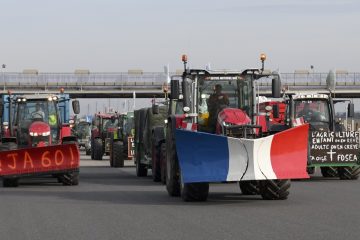 Protesting farmers tighten squeeze on France’s government – The Associated Press