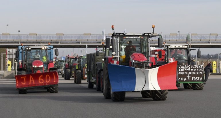 protesting-farmers-tighten-squeeze-on-france’s-government-–-the-associated-press
