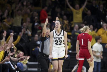 Caitlin Clark’s quest to break Division I women’s scoring record: Clark moves to No. 2 in dominant win over Northwestern – Yahoo s