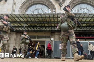 Paris knife attack: Three wounded at Gare de Lyon station – BBC.com