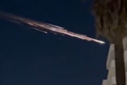 Watch: Sparkling streak of fiery light appears in night sky over LA – NBC Southern California