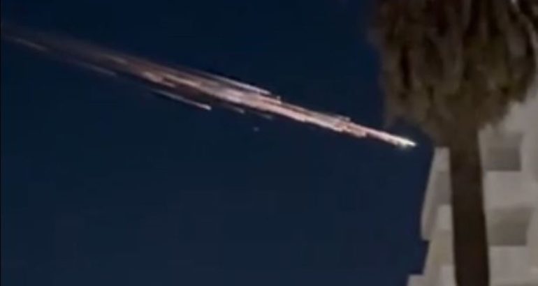 watch:-sparkling-streak-of-fiery-light-appears-in-night-sky-over-la-–-nbc-southern-california