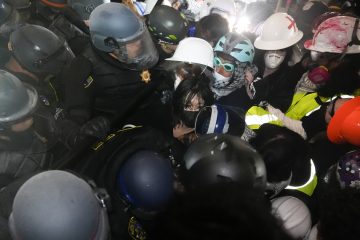 UCLA: Police remove barricades at a pro-Palestinian demonstrators’ encampment – The Associated Press