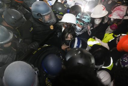 UCLA: Police remove barricades at a pro-Palestinian demonstrators’ encampment – The Associated Press